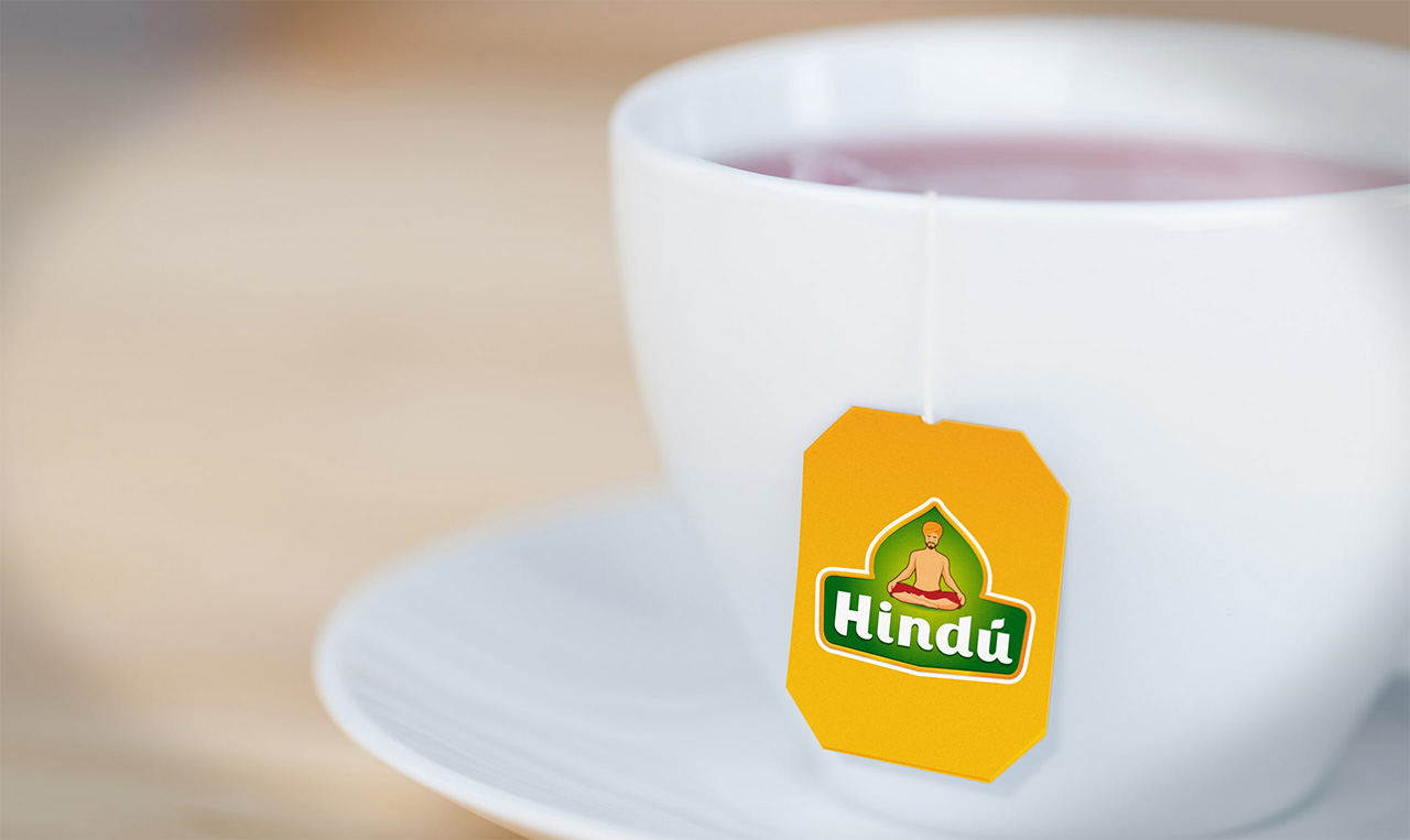 A cup of Hindú té with a tag on it.