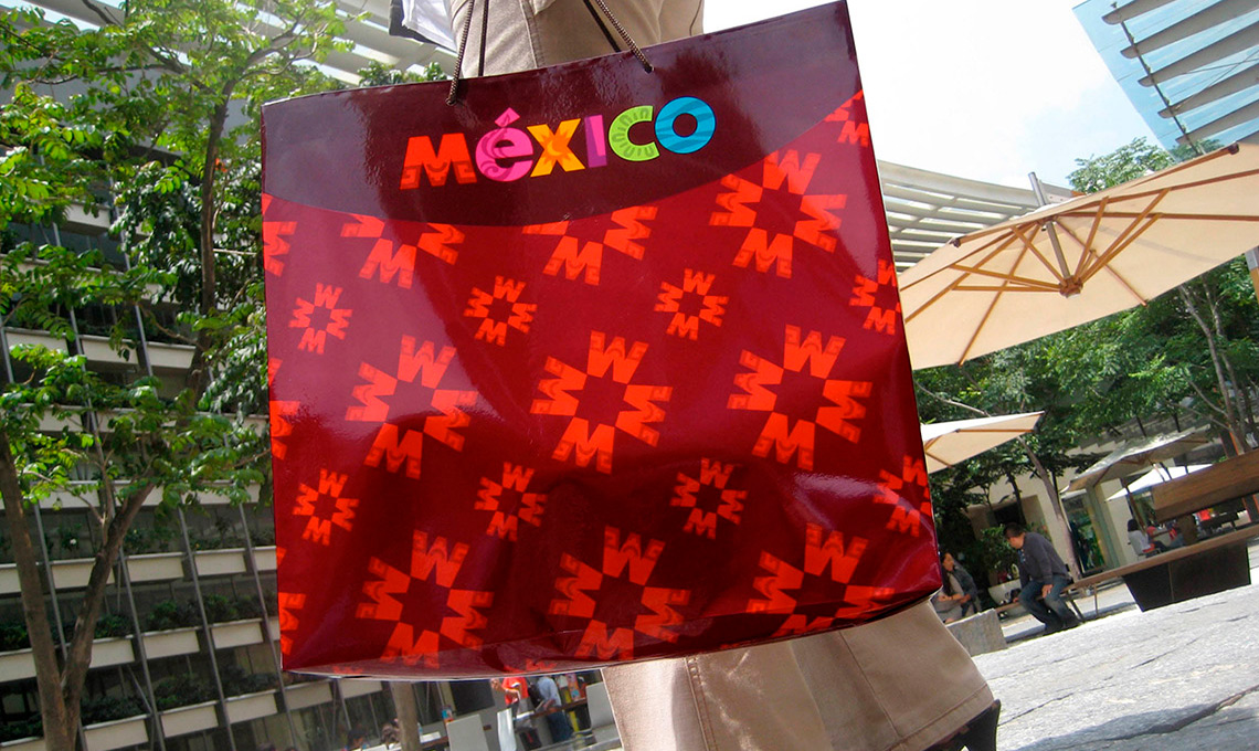 A person carrying a mexico shopping bag.